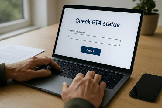 Voyageur vérifiant le statut d’une demande d’ETA UK non reçue à l’aide du numéro de référence sur un ordinateur portable.